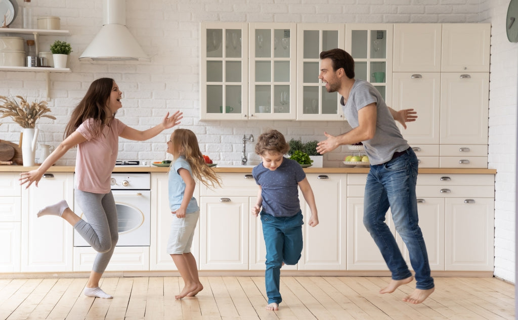 Come incoraggiare la responsabilità nei bambini attraverso le faccende domestiche?