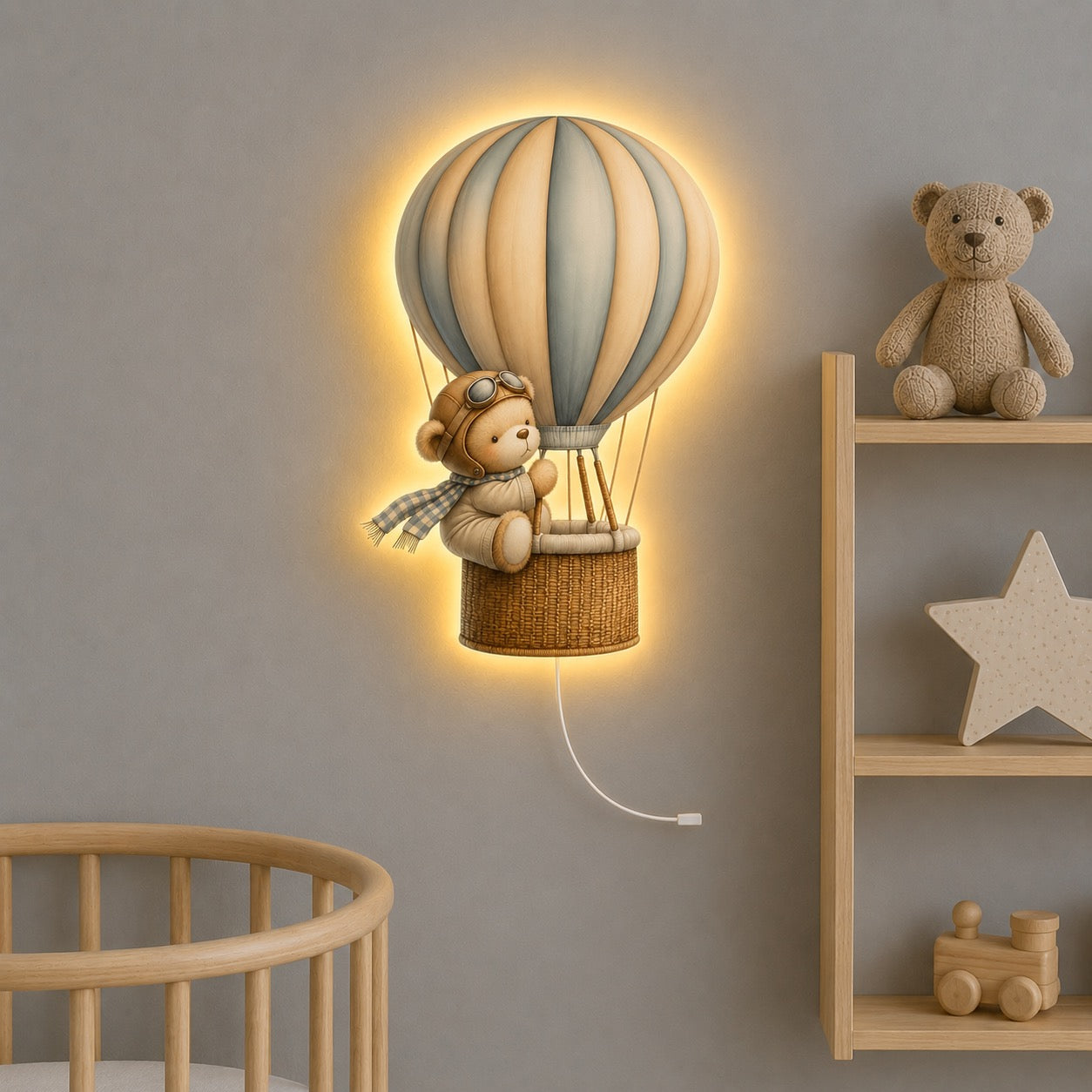 Lampe murale Veilleuse Ourson en montgolfière allumée dans une chambre d'enfant