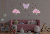 Chambre-bébé-avec-lampe-murale-papillon-rose-et-nuage nuit