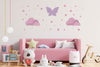 Chambre-bébé-avec-lampe-murale-papillon-rose-et-nuage-rose